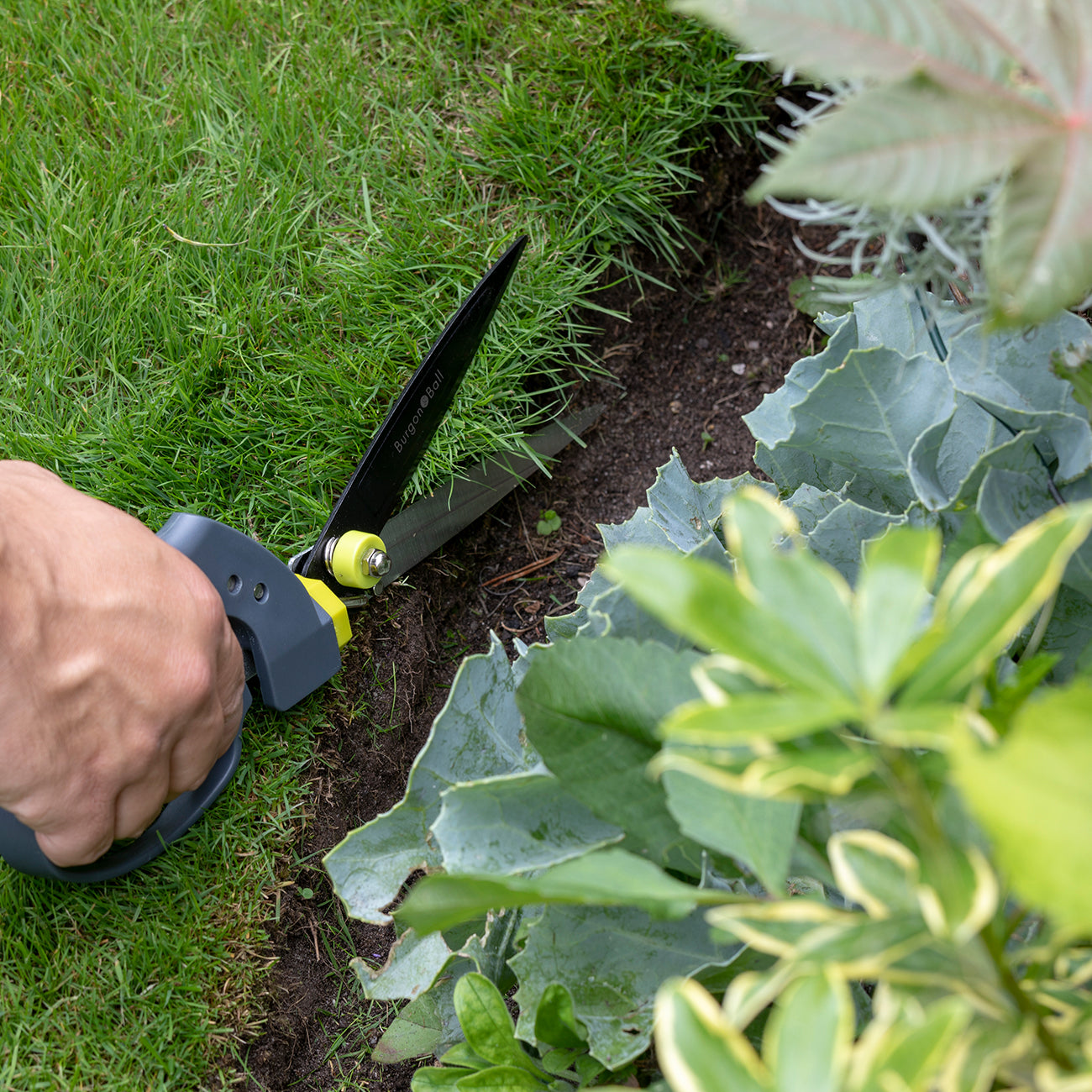 Single-Handed Grass Shear with Rotating Blades for Lawn Edging