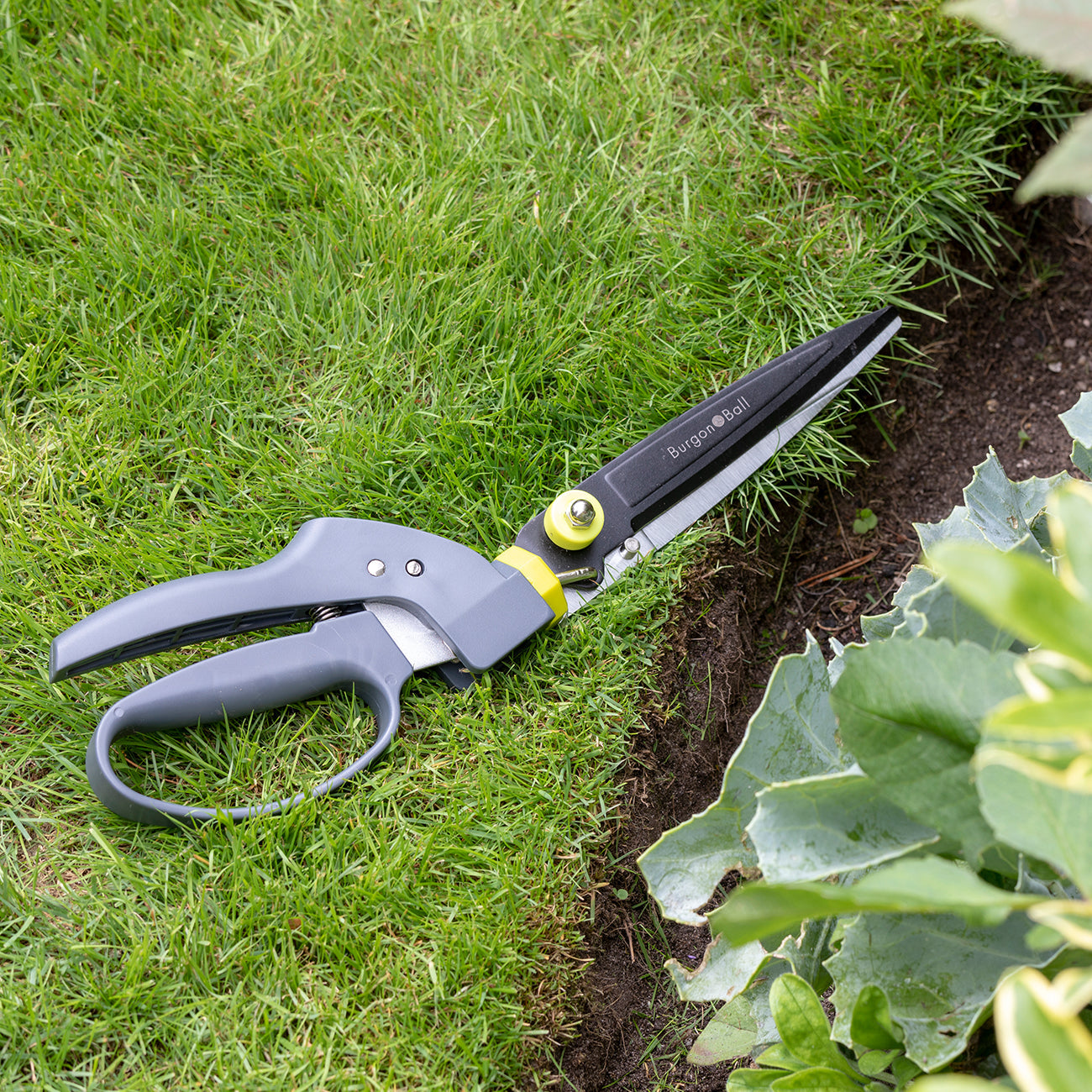Single-Handed Grass Shear with Rotating Blades for Lawn Edging